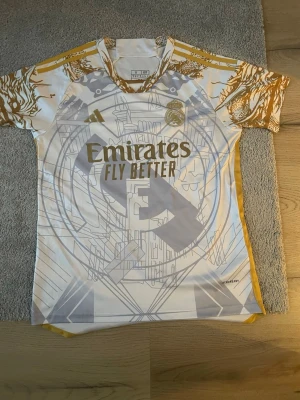 Real Madrid Tröja Strl ( S men passar M) Ny - Säljer en Real Madrid tröja , Ny. Jag säljer den för den är för står för mig och jag har strl S så tror den passar M lite mer. Säljer den för 299 kr men priset är inte ristad i sten som man brukar säga . Kom privat om du har några frågor så svarar jag gärna!!.