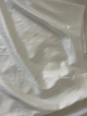 Vit satin kjol från Bershka - Säljer en stilren vit kjol från Bershka i mjukt satinliknande material. Kjolen har en lågmidja och är kort. Den är inte använd. Pris går att diskutera och jag kan skicka de snabbt! 💕