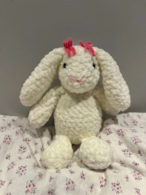 Virkad vit Jellycat-kanin🤍🎀 - Supersöt Jellycat kanin nu i större storlek gjort av fluffigt garn! Denna kanin har även söta rosetter vid öronen🎀🤍🐰