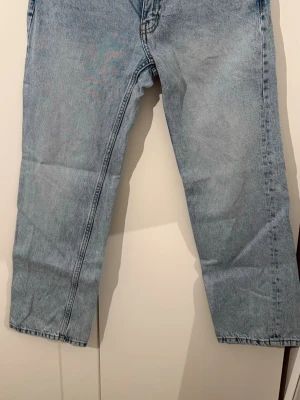 Ljusblå low waist jeans - Klassiska ljusblå jeans med low waist passform 💙 Enkel och clean modell som passar till allt.