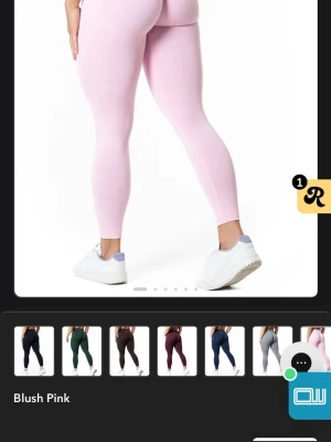 Blush pink seamless leggings från Relode - Säljer ett par blush pink seamless leggings från Relode. De har hög midja, scrunch-detalj bak och är tillverkade i ett stretchigt, mjukt material som sitter skönt på kroppen. Perfekta för gymmet eller chill dagar. Färgen är ljusrosa och modellen är tight fit. Nyptis 699, använd 2 gånger. Storlek m passar även s 