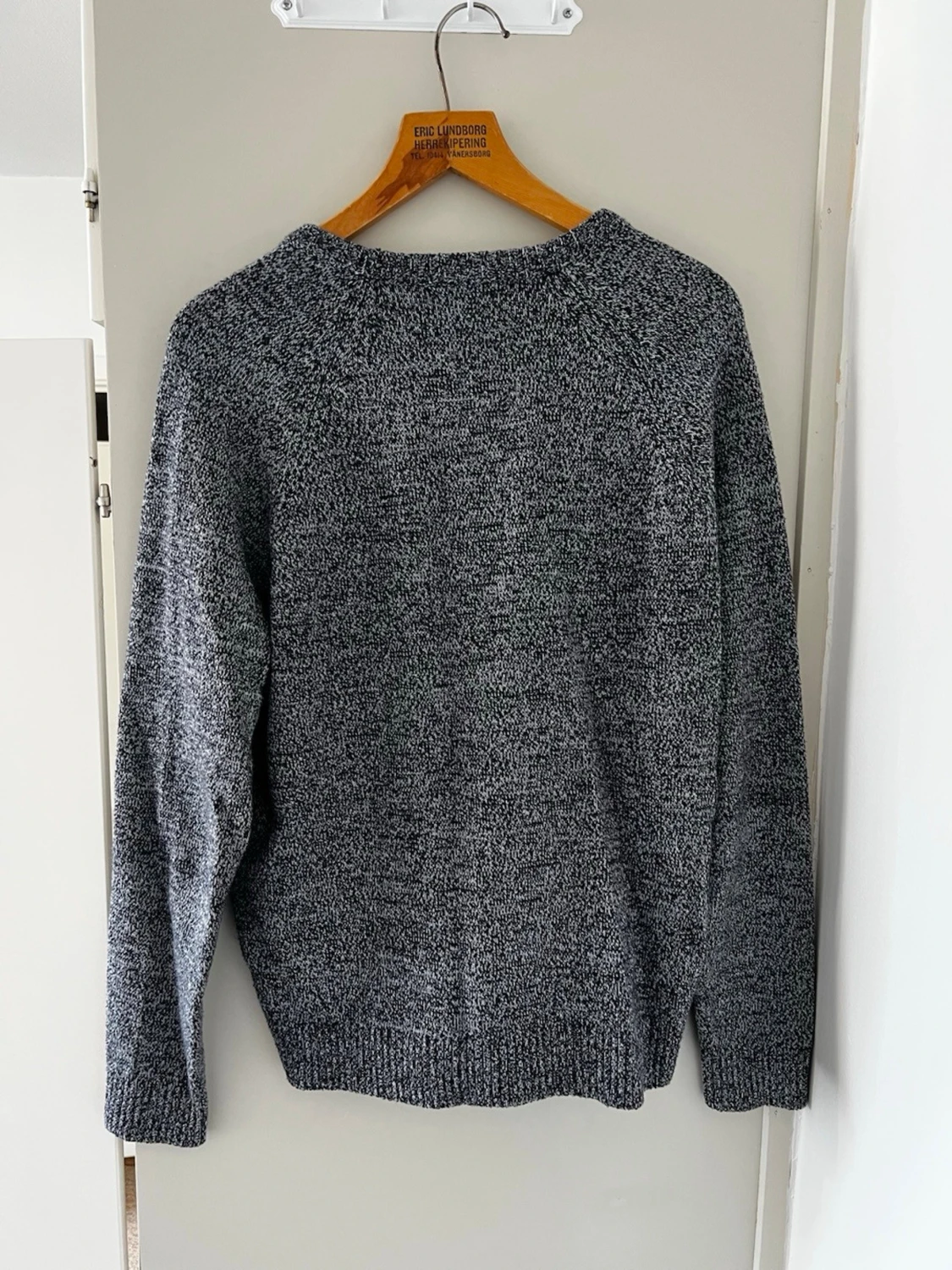 Grå stickad tröja - 1