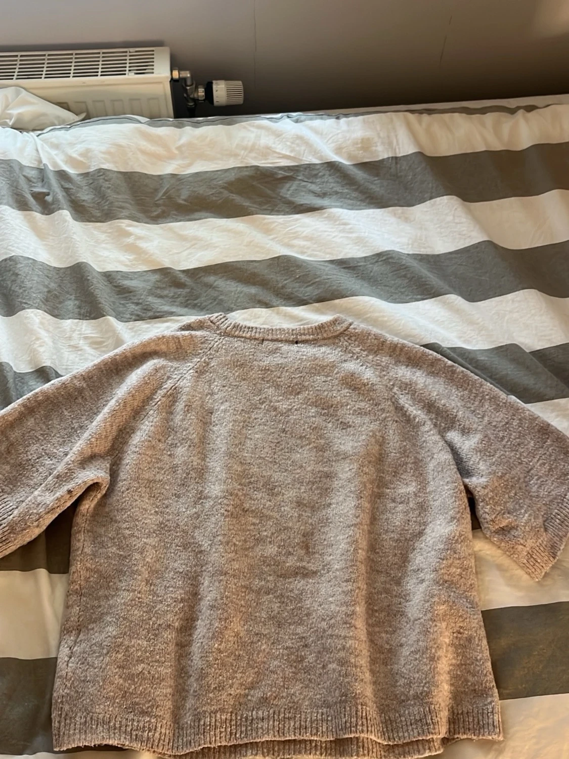 Ljusgrå stickad tröja med kort ärm - 1