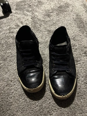 Lanvin - Säljer dessa lanvins då dom ej kommer till användning dom är slitna se bilder för skicket