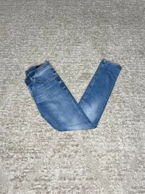 Dondup George jeans  - Hej jag säljer ett par Dondup George i nyaste modellen. Jeansen i riktigt snygg ljusblå färg perfekt för dig som vill ha ett par kvalitetsjeans med grym passform. Nypris ≈4000kr, mitt pris 899kr.  Skick: 9/10 Storlek: W30 Midja: 37cm Lår: 23cm Ytterlängd: 100cm Innerlängd: 78cm  Skriv gärna om du vill ha fler bilder eller har frågor!