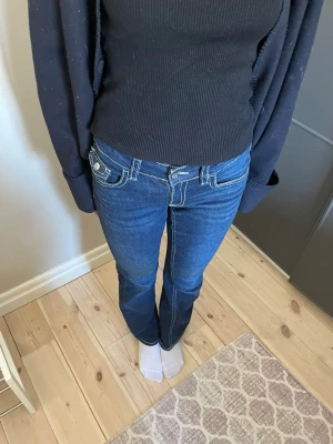 Mörkblå bootcut jeans - Säljer dessa snygga mörkblå bootcut jeans från Gina young då dom inte kommer till användning. 