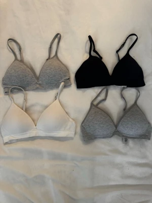 bh utan bygel - Säljer 4 st bh:ar i storlek 70A utan bygel. Alla är i mycket bra skick.  30 kr/st eller alla fyra för 100 kr.