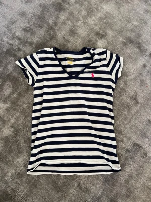 Ralph Lauren T-shirt - Fin randig vit och marinblå polo Ralph Lauren T-shirt i storlek S med ett rött Polo Ralph Lauren märke.