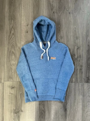 Blå hoodie från Superdry - säljer denna feta superdry hoodien i bra skick med inga fel🤩 Passar både S-Xs, Går gärna ner i pris vid snabbaffär och svarar gärna på frågor😇