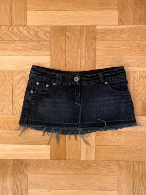 Mörk lågmidjad jeanskjol - Supersnygg jeanskjol från river island🌸 Mått finns i bilderna! Säljer även andra kjolar så håll utkik på min profil😊