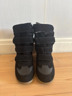 Isabel marant skor - Säljer dessa snygga skor från Isabel marant i färgen svart. De är i nyskick, det är bara höra av sig vid frågor och priset är ej hugget i sten!