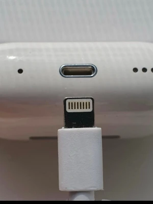 AirPods pro gen 2 - Säljer ett par vita Apple AirPods Pro med trådlöst laddningsetui. Hörlurarna har en stilren och kompakt design med silikonproppar och laddas via Lightning-kontakt. Perfekta för musik, samtal och brusreducering.