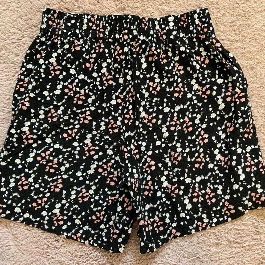 Svarta shorts med blommigt mönster - 1