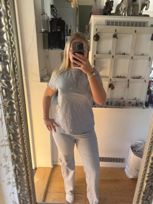 Ljusgrå basic t-shirt från shein - Enkel ljusgrå t-shirt med rund hals och korta ärmar. Perfekt till jeans eller shorts för en clean och avslappnad stil.