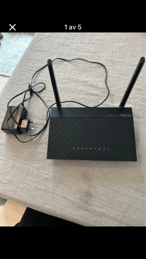 Asus RT-AC51U AC750 Router - ASUS RT-AC51U Dual-band Wireless-AC750 Router. Fullt fungerande i nyskick. Fås med strömkabel.  Specifikationer: *   1 x WAN port *   4 x LAN ports *   1 x USB port *   2 x Externa antenner *   1 x Interna antenner *   2.4 GHz och 5 GHz (concurrent) 733 mbps *   WPA/WPA2-PSK/WPA2-Enterprise *   RT-AC51U Trådlös Router *   RJ-45 cable  Nypris: 800 SEK Mitt pris: 390 SEK  Skickas snabbt. Hör av dig vid frågor och se gärna mina andra annonser också!