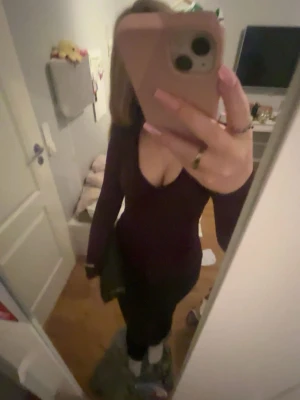 Mörklila v-ringad topp från Amisu - Snygg mörklila långärmad topp från Amisu med djup v-ringning. Toppen har en slim passform och är tillverkad i mjukt stretchigt material som sitter skönt på kroppen. Perfekt att styla med jeans eller kjol för en trendig look.