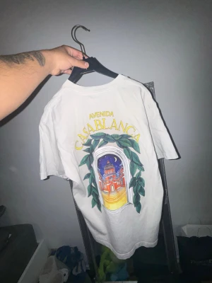 Vit Avenida Casablanca t-shirt - Vit t-shirt från Casablanca med färgglad grafisk print både fram och bak. Storlek S men passar definitivt M också!