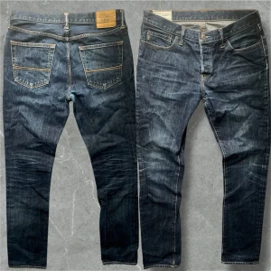 Vintage Abercrombie & Fitch Jeans - Snygga Abercrombie Jeans i storlek 34/34. Modellen är 183cm. Midja 43cm ,Längd 113cm, Benvidd 18cm. Skriv vid funderingar💬 