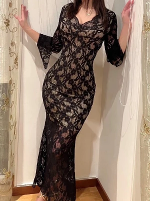 Svart långklänning i spets - Elegant svart långklänning med spetsmönster och v-ringad hals. Klänningen har utsvängda ärmar och figurnära passform. Jag är 165 för referens och den är i perfekt längd för mig. Använd endast en gång (på bilden). 