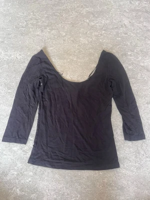 Tröja - Snygg tröja från Gina tricot som aldrig är använd. Djup båtringning och trekvartsärmar, väldigt bekvämt material! 