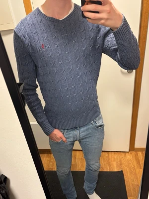 Kabelstickad Ralph Lauren Tröja - Blå tunn, skön kabelstickad tröja från Ralph Lauren Använd men fortfarande mycket bra skick, inga hål eller fläckar Pris kan diskuteras vid snabb affär! Skriv vid funderingar!
