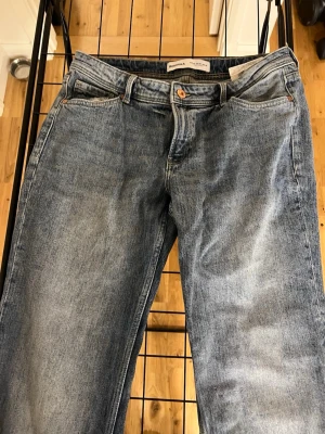 Blå raka jeans  - Klassiska raka mörkblåa jeans från Bherska, oversized stil. Använda under ett halvår ca