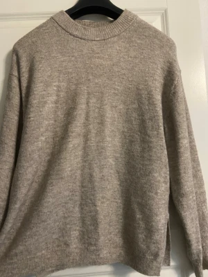 Beige stickad tröja med slits - Beige stickad tröja från hm Endast använd max 3 gånger  Supermysig o pssar till allt🫰🏽 Säljs då den ej kmr ti användning