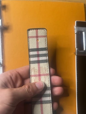 Dubbelsided belt - Helt ny. 110cm. Har du frågor? Fråga gärna!