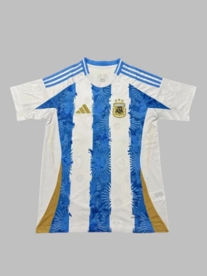 Argentina matchtröja Adidas blåvit - Snygg Argentina matchtröja från Adidas med klassiska blå och vita ränder, guldiga detaljer och AFA-emblem på bröstet. Tröjan har rund hals, korta ärmar och är tillverkad i lätt, ventilerande polyester. Perfekt för fotboll eller träning. Du kan bestämma vilken storlek du vill ha!!! Det kan ta upp till 15-20 dagar till att tröjan är framme!!! 