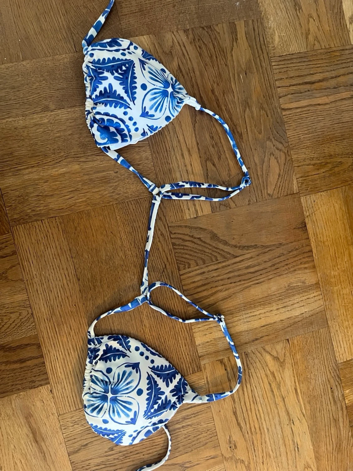 Blåvit trekantsbikini med snörning