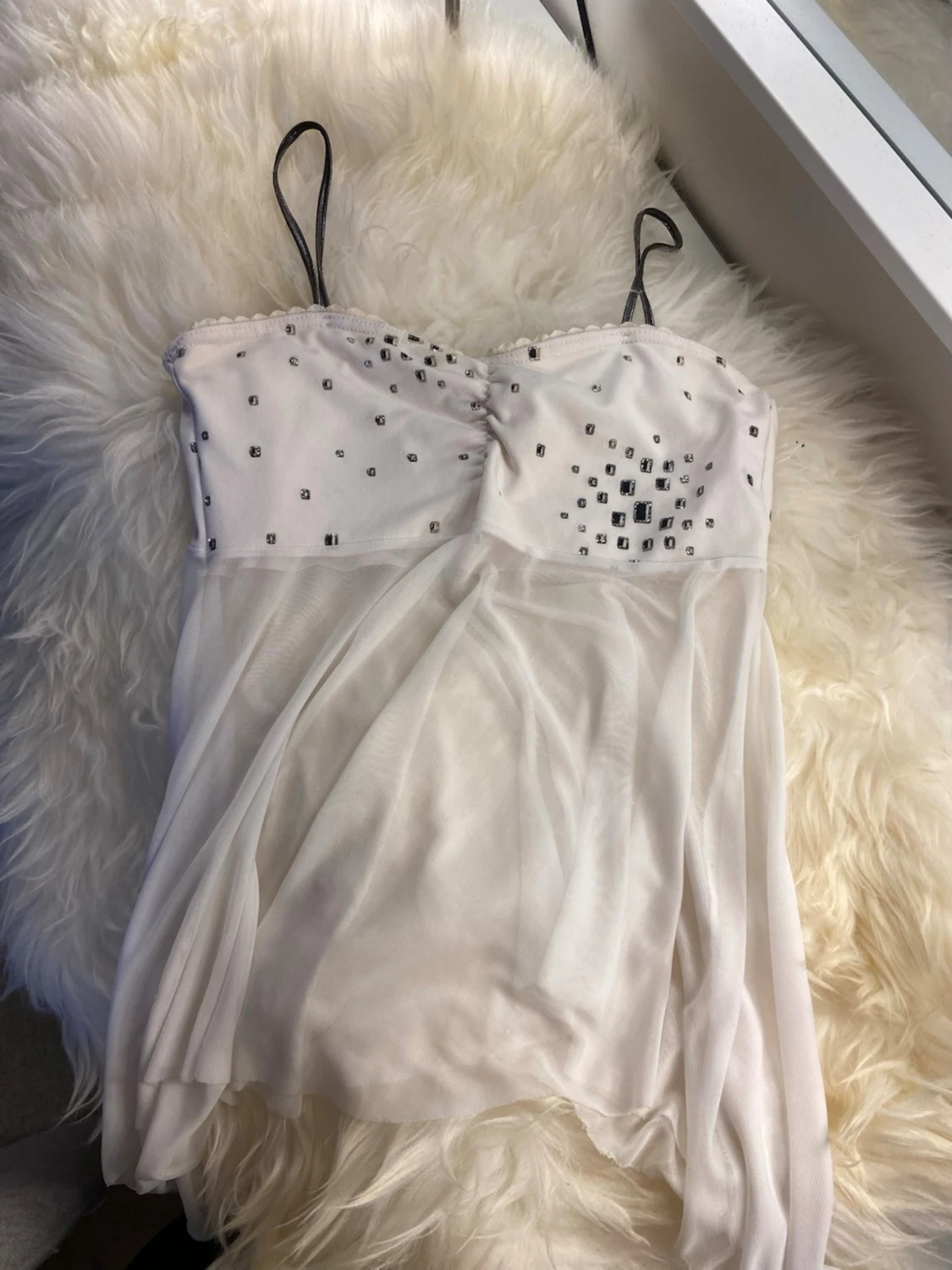 Vitt nattlinne med strassdetaljer