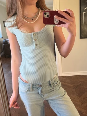 Ljusblå body  - Såå söt ljusblå body från Zara. Helt perfekt till våren och sommaren. Aldrig använd, tog precis av prislappen men har ett litet hål vid armhålan, inget som syns. Är i tyget och ej i en söm så kommer inte att bli större. 