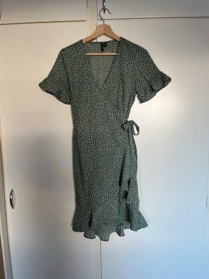Grön klänning  - En jättefin grön klänning från veromoda, perfekt till sommaren! Den är använd ett fåtal gånger och har inga märkbara defekter. 