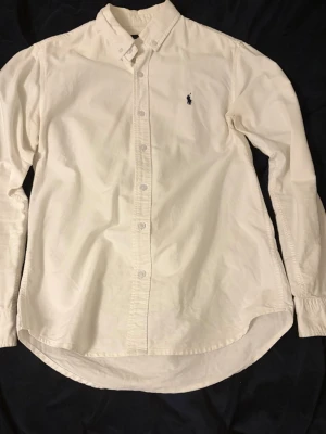 Ralph Lauren skjorta - Klassisk vit Ralph lauren skjorta. Endast använd ett fåtal gånger. Skick 9/10