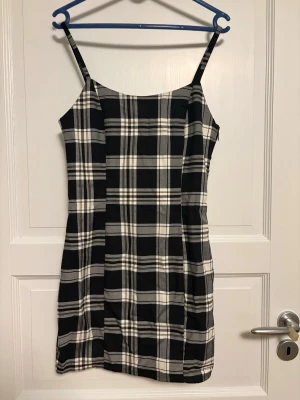 Rutig klänning från H&M Divided - Skicka meddelande för fler bilder eller vid frågor<3