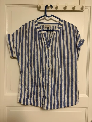 Randig blåvit skjorta - Skriv för fler bilder eller vid frågor<3