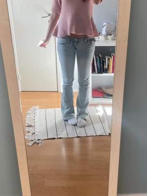 Joey True Religion jeans - Säljer ett par ljusblå bootcut jeans från True Religion, joey low rise flare. Nästan inte använda. En söm har gått upp lite bak vid fickan.