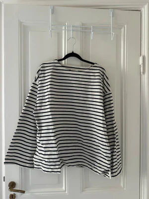 Långärmad randig tröja från arket - SÅÅ snygg, marinblå och vit