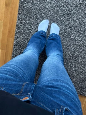 Blå jeans Ltb  - Supersnygga blåa jeans från LTB i modellen ”fallon”. Säljer då jag knappt använder dem, inga defekter förkommer. Storlek 26/32 o passar mig bra som är ca 170cm. Skriv för fler bilder 💞