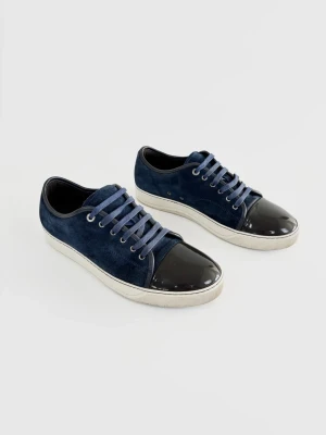 Lanvin cap toe skor - | Säljer ett par Lanvin cap toe sneakers i riktigt bra använt skick | Storlek: 44/UK10 | Dustbag ingår | Hör av dig vid frågor eller funderingar