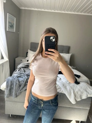 Ljusrosa croppad t-shirt - Säljer en enkel och stilren ljusrosa croppad t-shirt med rund hals och korta ärmar 💞