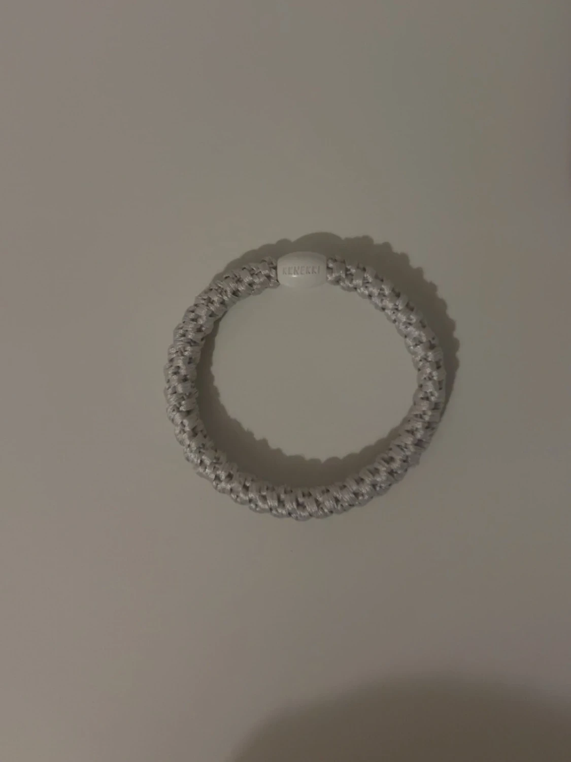 Vit flätad hårsnodd från kknekki