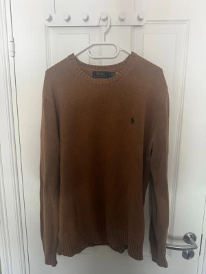 Stickad tröja från Polo RL - Säljer en riktigt fin stickad tröja från ralph lauren i väldigt fint skick då den bara har använts ett fåtal gånger. Den är i storlek L men passar mig utmärkt som är 183 78kg. Pris kan självklart diskuteras, bara att skriva vid minsta fundering.