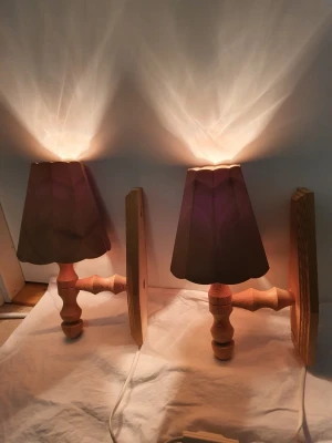 Två vägglampor - trälampor - 60-tal / 70-tal vintage - Två ovanligt fina väggmodeller med skärmar på.  Handgjorda från troligtvis 1960/70-talet. Väldigt välgjorda, och i mycket fint skick utan skador!