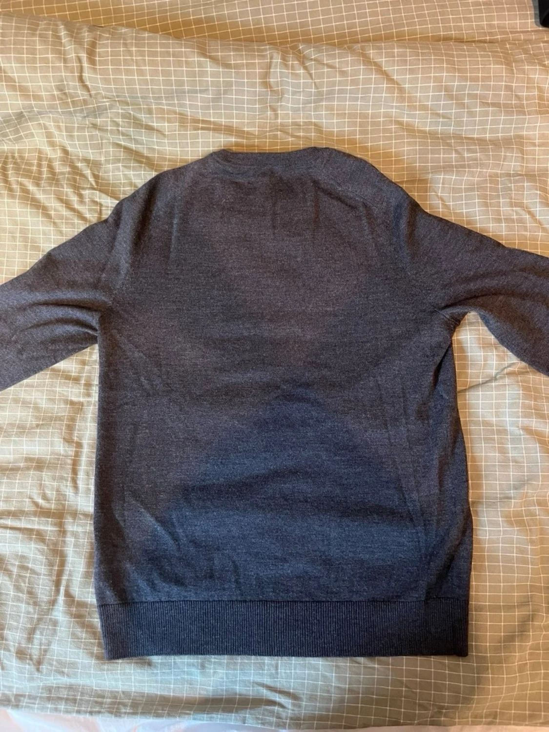 Mörkgrå tröja med röd logga - 3