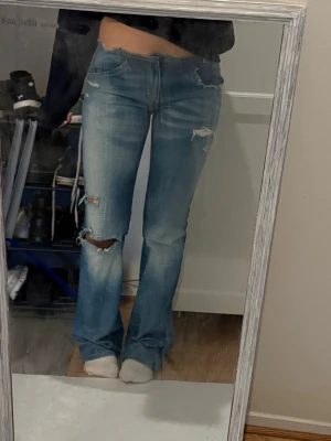 Blå slitna bootcut jeans - Så snygga lågmidjade jeans perfekt till våren!🌸