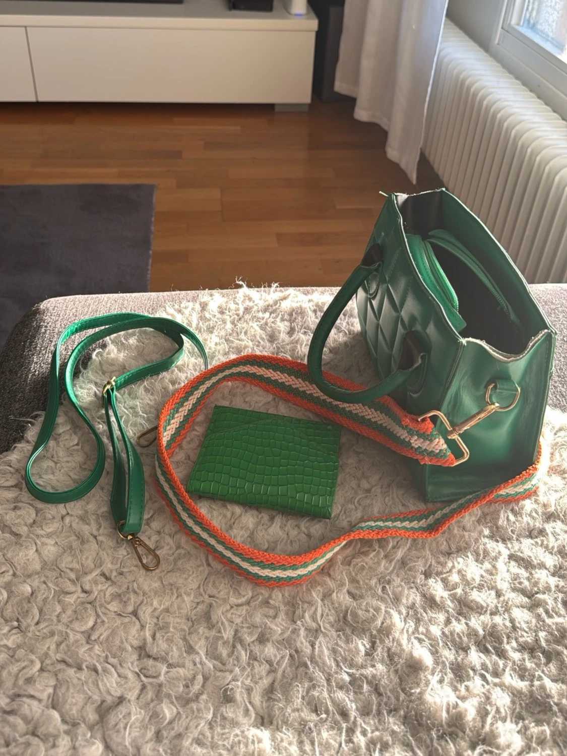 Grön quiltad handväska med axelrem - 1