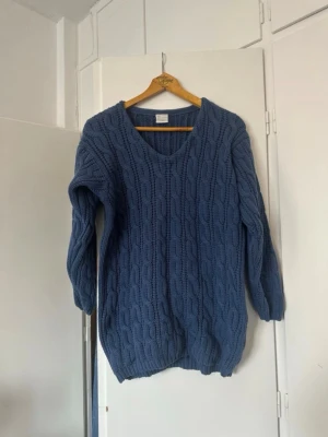 Kabelstickad tröja - Blå stickad tröja i storlek M, vintage H&M.