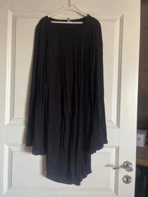 Svart lång klänning - Säljer min svarta långklänning med utsvängda armar💞