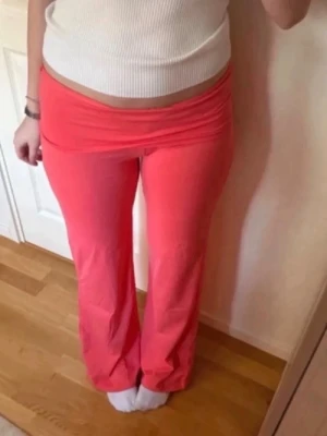 14+ coral baggy yoga pants  - Storlek M, korall färgade!! 